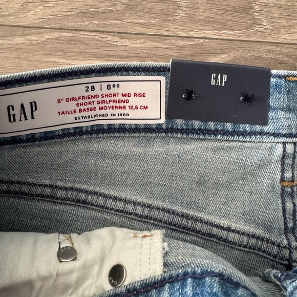 Gap 5” Girlfriend Denim Shorts - Picture 2 of 3